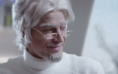 Nová kampaň so starčekom Saganom je z roku 2061
